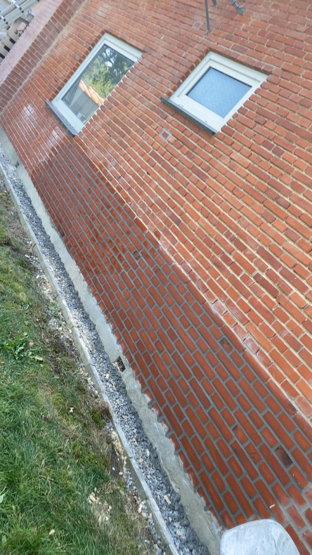 Omfugning og murerarbejde på sokkel og facade